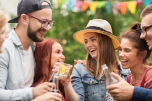 glada vänner som skålar på en sommarfest