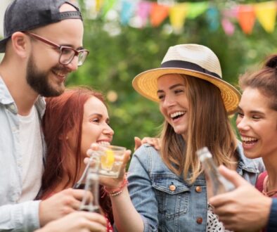 glada vänner som skålar på en sommarfest