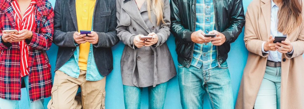 en grupp vänner som surfar på sina mobiltelefoner